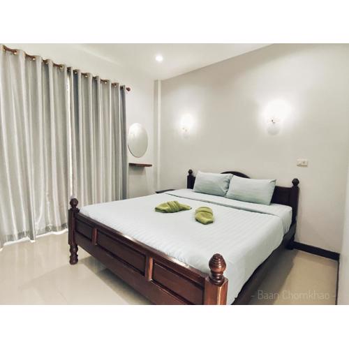 บ้านชมเขา - Baan Chom Khao