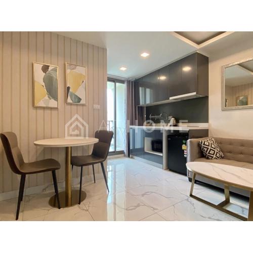 1-bedroom Arcadia Center Suites 702