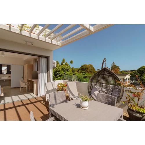1 bedroom ensuite private deck & jacuzzi near beach