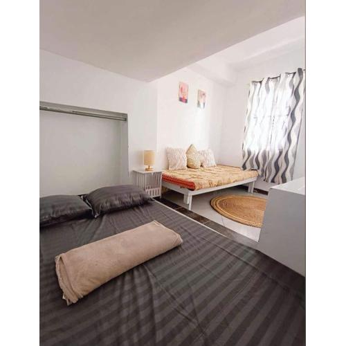 1 bedroom with overlooking city views