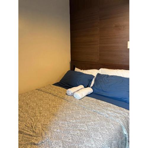 1 BR Condo w Balcony in Air Residence Makati