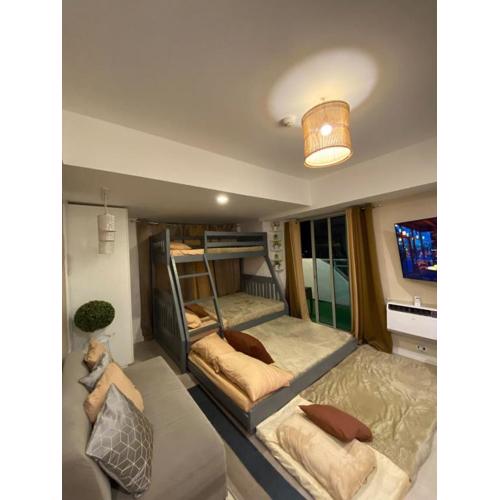 1-BR Condo with 4 BEDS, DINING, Karaoke,NETFLIX,YTpremium,GAMES,WIFI,25TH fLoor - Sunrise & Sunset CITY&POOL view , wrap-around BALCONY