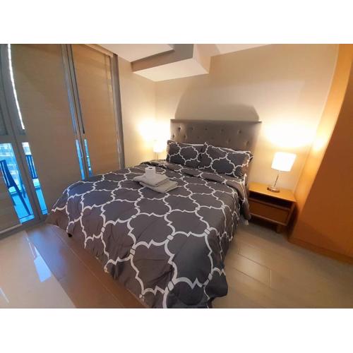 1 br Uptown BGC condo with balcony