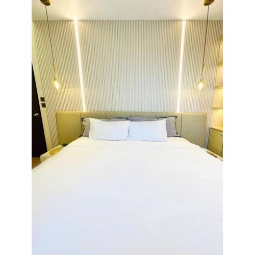 10 Luxurious King Suite