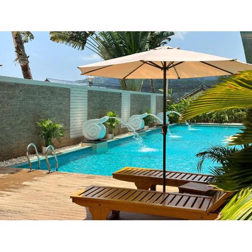 10 minutes to reach the karon beach, with free swimming pool and gym, WIFI