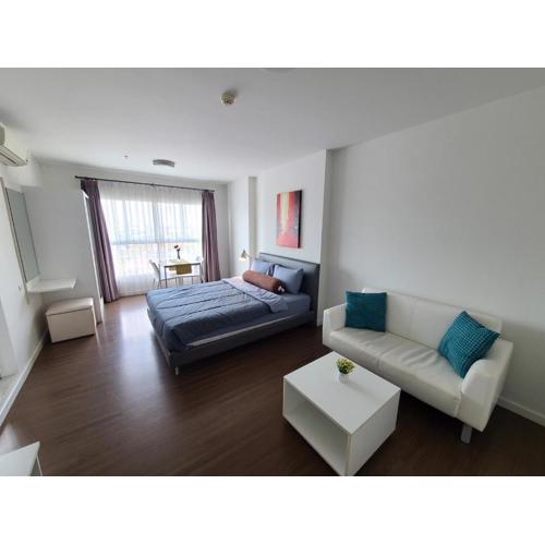 10th Quiet and well located condo