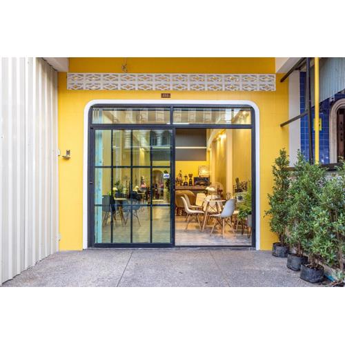 113 Yellow House Hostel