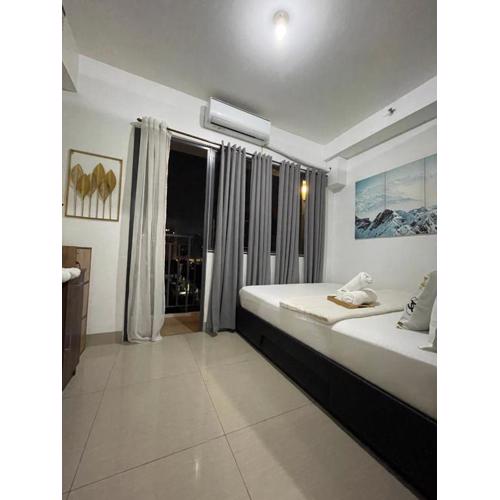 12 Minutes from Mall of Asia - Spacious Condo with Balcony & Hot Shower