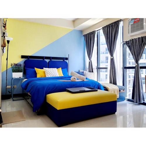 14e BGC Cozy Vibrant unit minutes Walk to Grand Canal Mall with Paid Parking on Premise Pet friendly with Pool and Gym