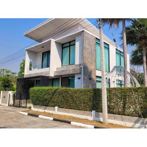 158 pool villa party