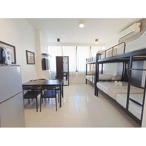 15P Walking distance to Ayala and IT Park with WIFI