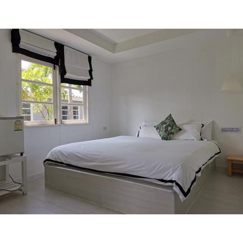 1715 House - White Rhino