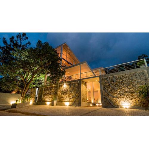 18 Faces with free drop off to Galle Fort by TukTuk