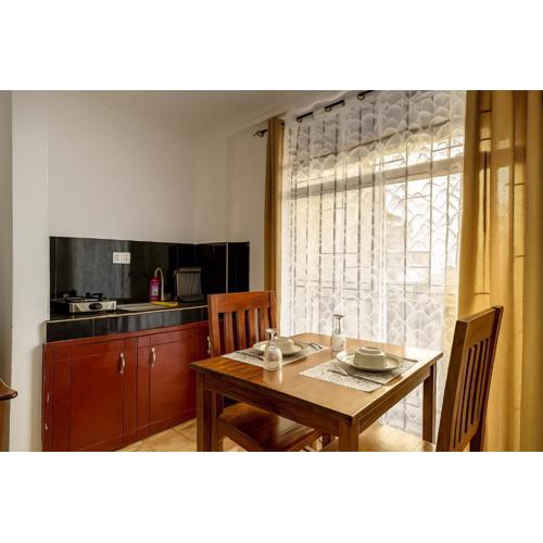 1BDM Aptmt near Victoria place- lively busy area- along the roadside