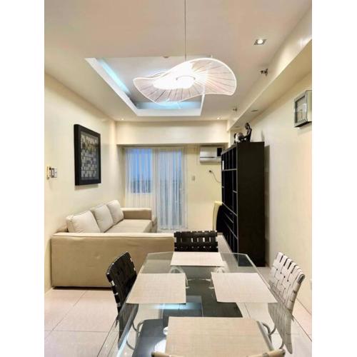 1Bdrm Condo at Makati w Balcony view of Mnla Bay