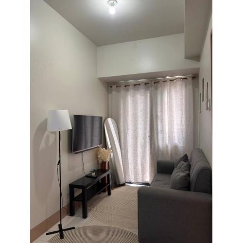 1Bedroom Condo at Shore Near Airport & MOA Balcony Pool View