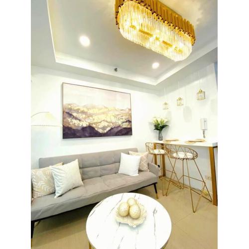 1BR Balcony Luxury Condo Shore 2 Near MOA & NAIA