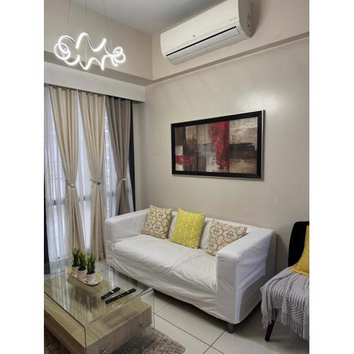 1BR Condo Near Venice Canal Mall & BGC with Balcony - 8p