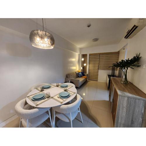 1BR Condo w Balcony near NAIA, Casino, Newport