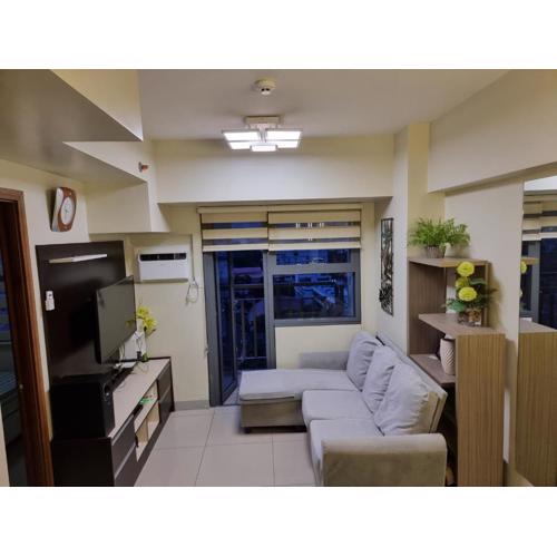 1BR Condo with Balcony at Horizons 101