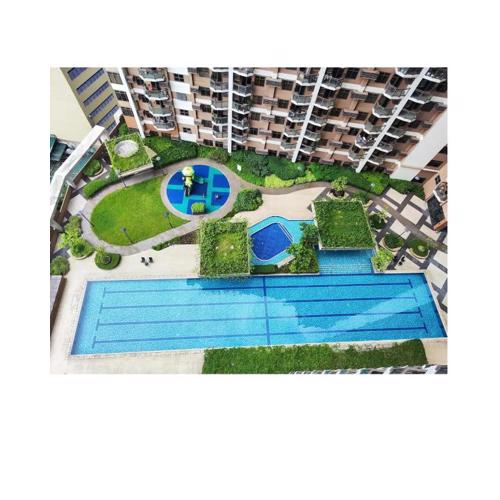 1BR Condotel in Pasay Manila Near NAIA Airport, Mall of Asia, Manila Bay, PICC and CPP Pet-Friendly with Pool, Fast WiFi, Netflix