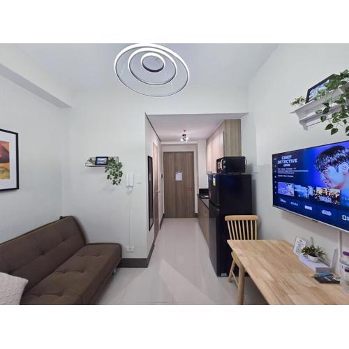 1BR Condotel with Balcony at FAME Residences #FM30-1