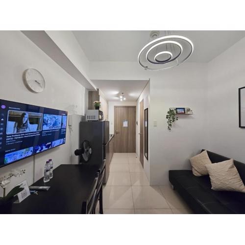 1BR Condotel with Balcony at FAME Residences #FM43-1