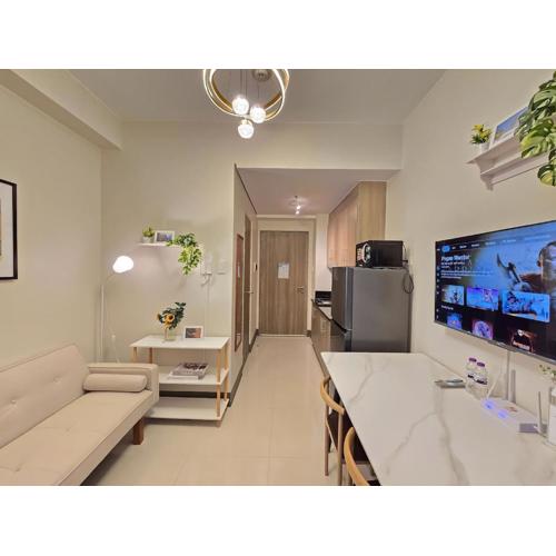 1BR Condotel with Balcony at FAME Residences #FM54-1