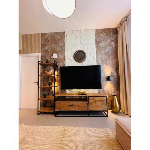 1BR Desert Modernism by Blue Cloud Holidays