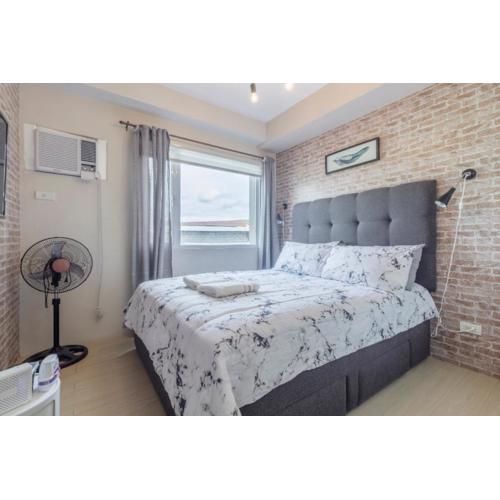 1BR Interiored Condo with WiFi, Netflix, Hot Shower - The Hive Residences