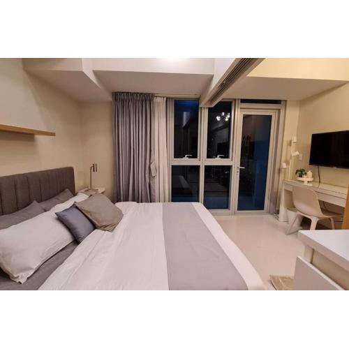 1BR king, modern balcony, wi-fi, netflix, BGC