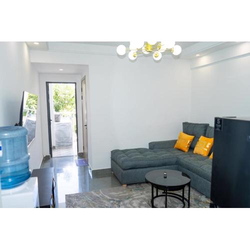 1br, modern , riverside drive Winchester gardens