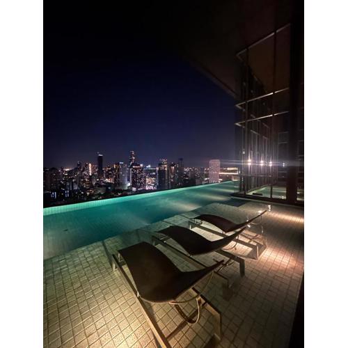 1BR Thonglor BTS InfinityPool overlooking city