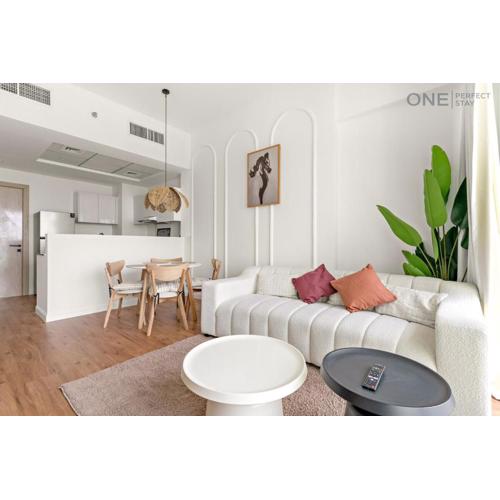 1BR with Balcony Near Metro Station