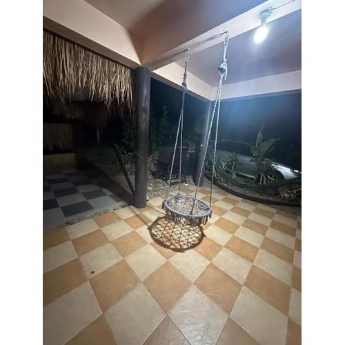 Дом 2 этажа 2 комнаты, с большой территорией