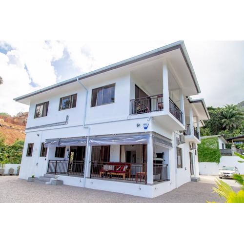 2-Bed Apt Sleeps 4 near Beau Vallon Beach