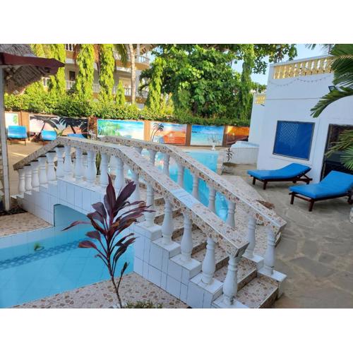 2 Bed House - Sleeps 3 - Pool - Parking - Wifi