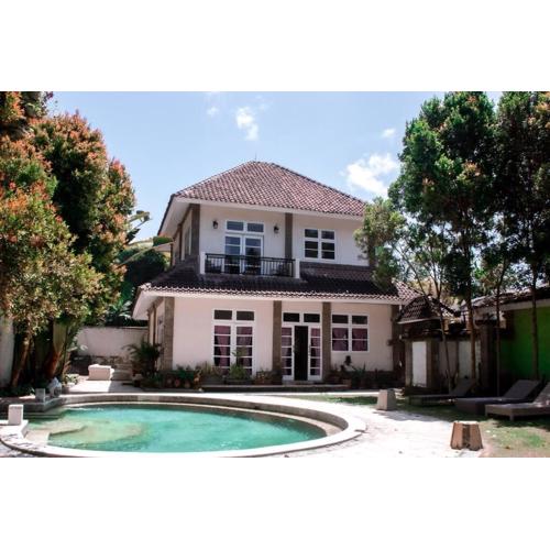 2 Bed Villa with Pool, Big Garden, Central Seminyak