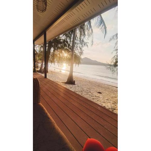 2-Bedroom Beach Front Chaloklum