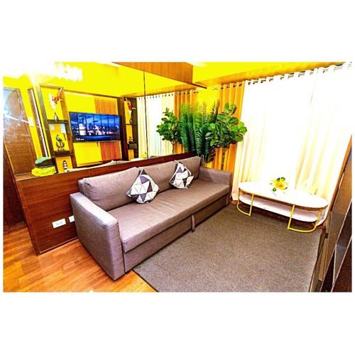 2 Bedroom Green Yellow luxury 5549 Makati 300Mb swim