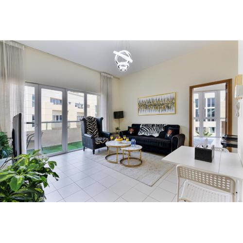 2 Bedroom Holiday Home Apartment with Pool View Brand New