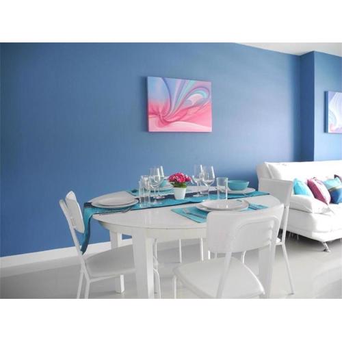 2 Bedrooms Beachfront Apartment in Patong