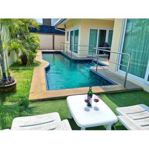 2 BR villa with private swimming pool and jacuzzi 350m from beach