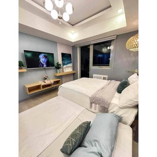 20th floor Studio with 2 BEDS,Hi-Speed WIFI, NETFLIX,WIFI,YTpremium,Games,Washer,Kitchen,HIghFloor,BALCONY - RIENZI' HIRAYA AT AZURE NORTH