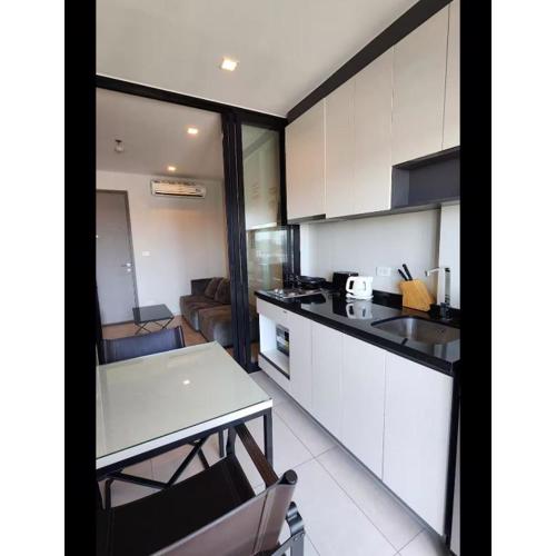 22a芭提雅市中心繁华街道 单卧室 高速网络 网红无边泳池