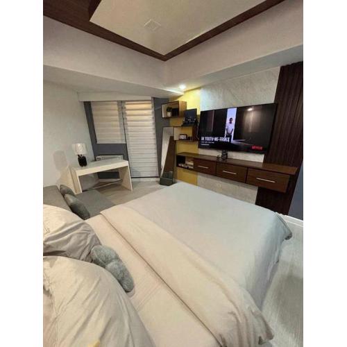 22nd-Floor Spacious Studio with Sunrise & Pool Views, Hi-Speed WiFi & Working Space, Netflix, Disney, Kitchen, Wide Balcony