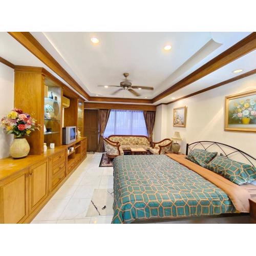 250 metre stroll to Walking Street - Yensabai Condotel