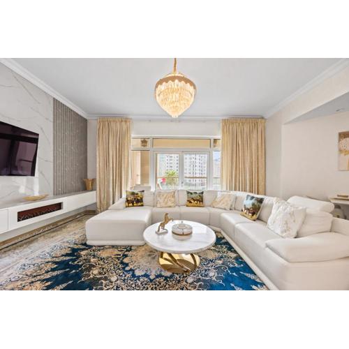 2BDR Luxury Apartment in Palm
