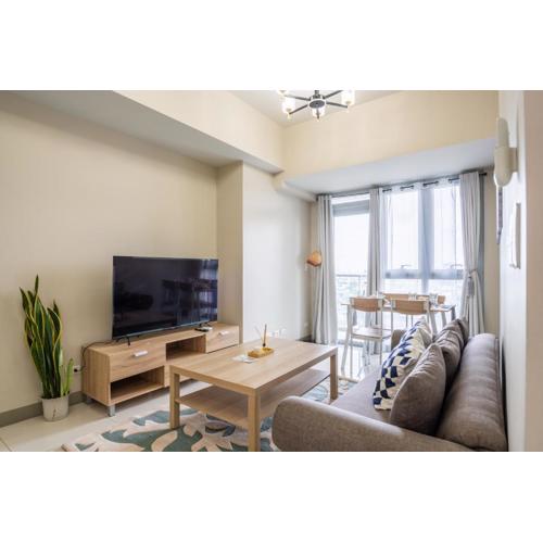 2BR 2TB Uptown Parksuites BGC Balcony,fast WiFi,Washer