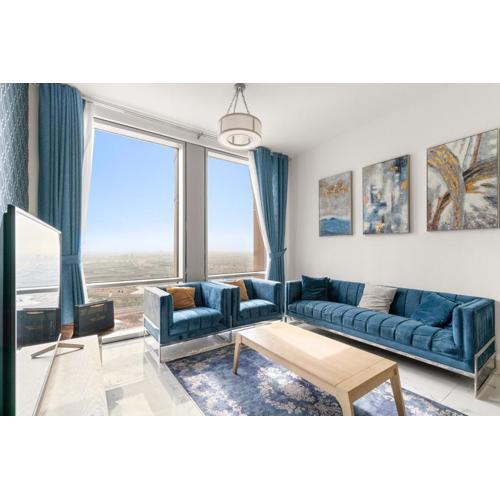 2BR Canal View Flat with Pool, Gym, 10 min Drive to Dubai Mall